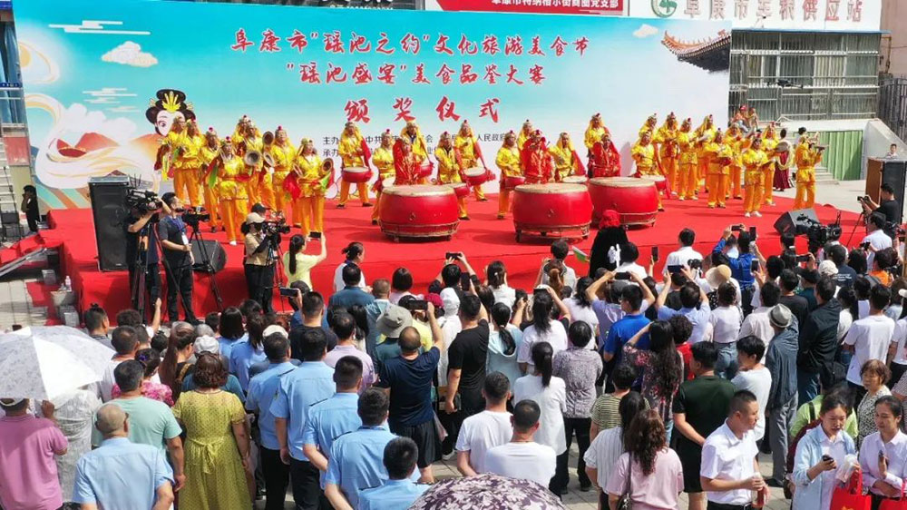 新疆：阜康首屆“瑤池之約”文化旅游美食節(jié)開幕，“美食+文旅”推動當?shù)禺a(chǎn)業(yè)發(fā)展！