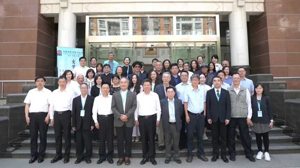 中國現(xiàn)代文學館前集體合影.jpg